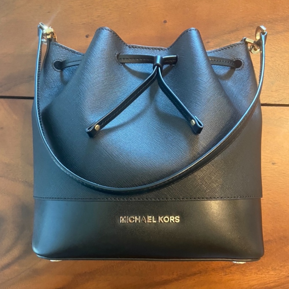 Michael Kors Tracy Bucket Bag